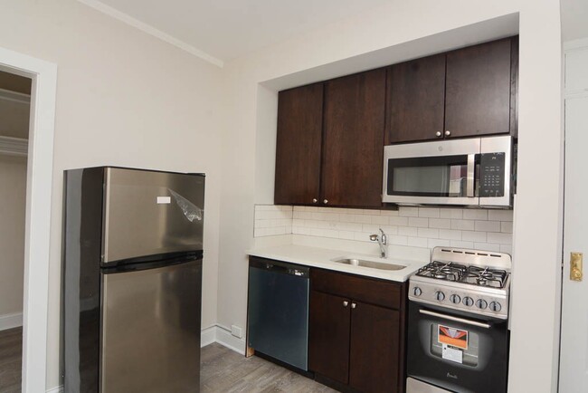 Building Photo - 3335 W Diversey Ave