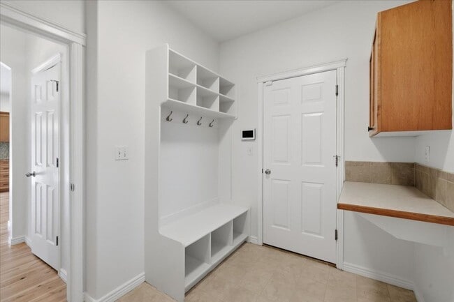 Building Photo - 3053 E Calabria Dr