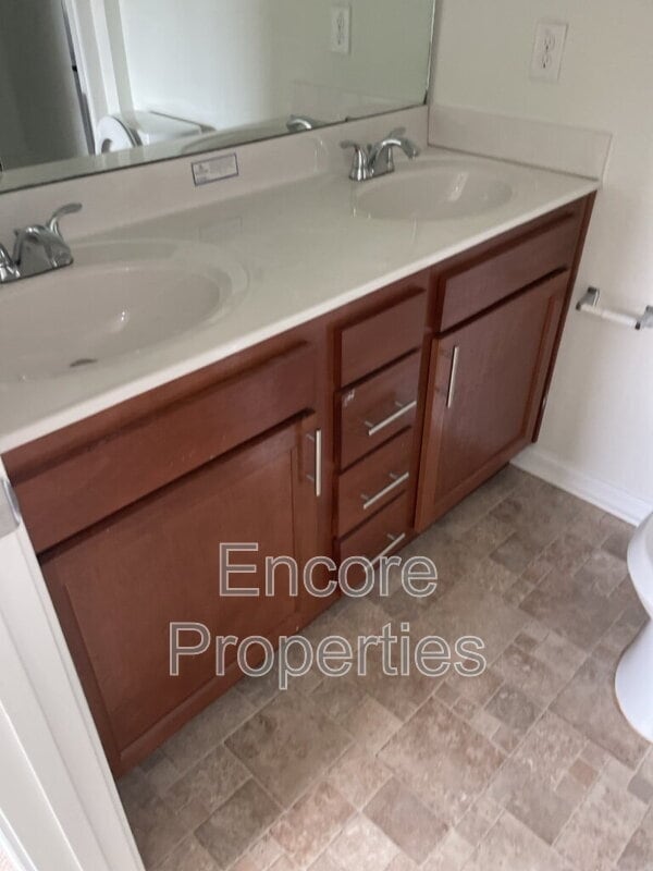 Building Photo - 121 Summerland Dr