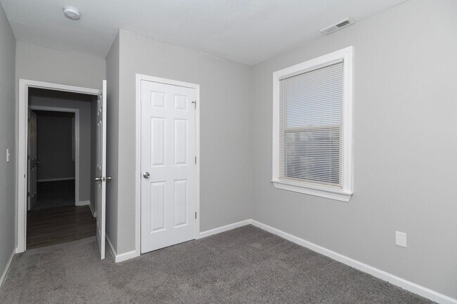 Building Photo - Beautiful 4 Bedroom 2 Bathroom Home in Kansas City!