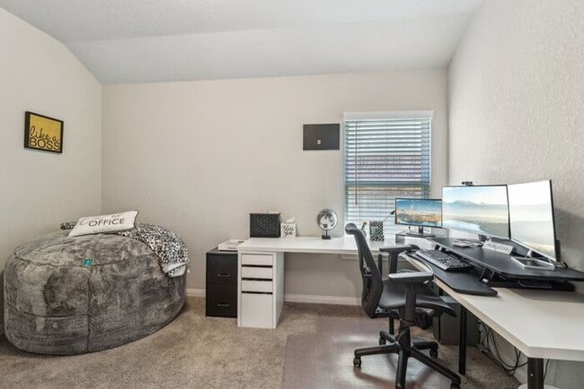 Building Photo - Spacious 1.5 Story Home with a Versatile F...