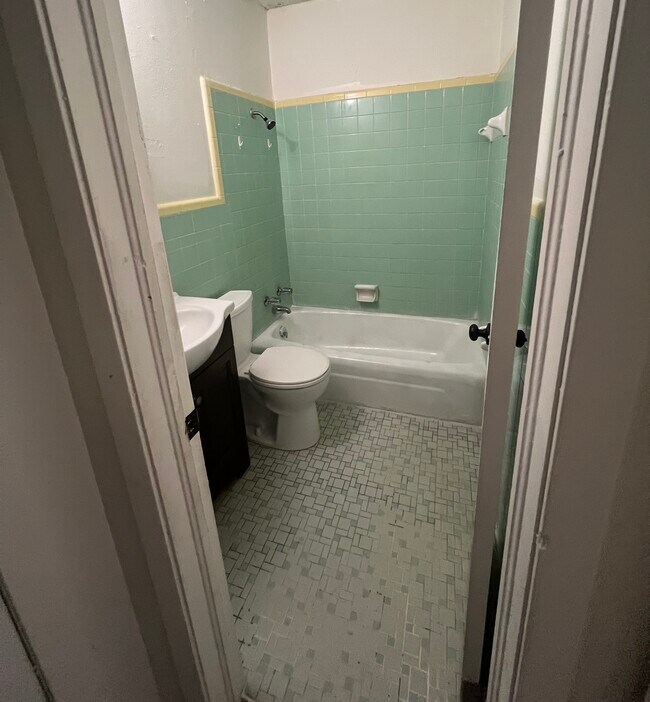 Building Photo - 636 N 39th St