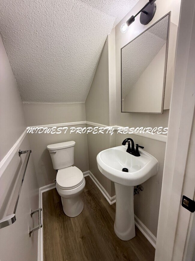 Building Photo - Stunning townhome w/ outdoor Maintenance provided