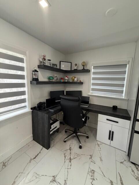 Building Photo - 4907 N Palm Way