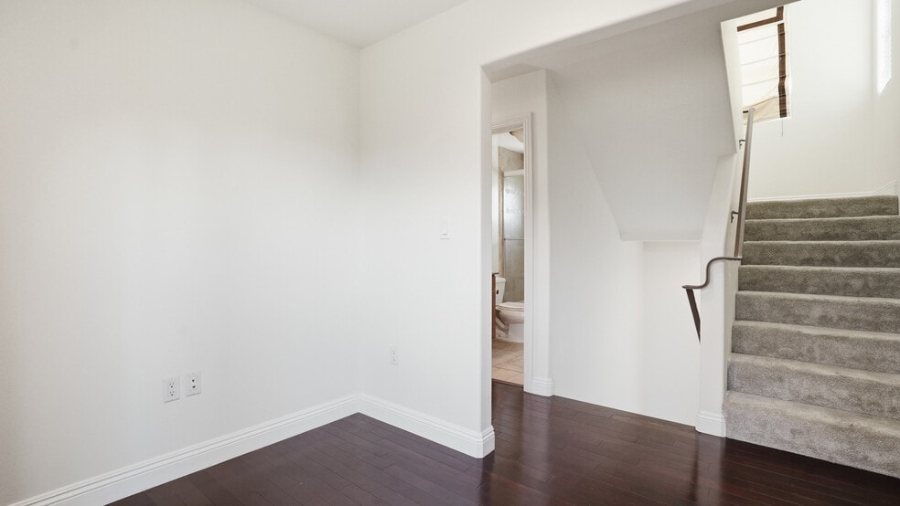 Building Photo - 10752 Hortense St