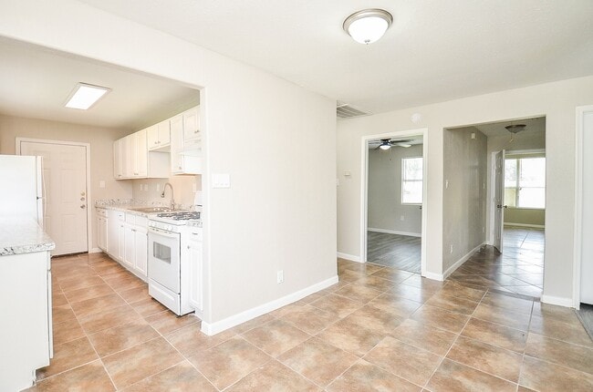 Building Photo - 2110 Pickerton Dr
