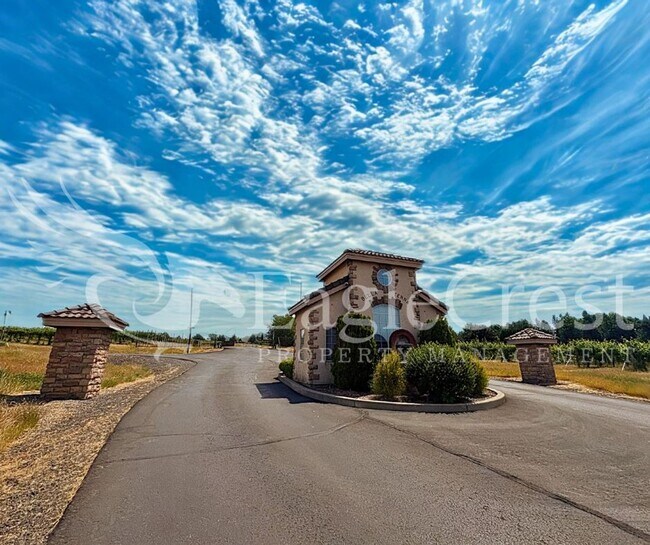 Building Photo - Luxury Bella Terra Estate with Mountain & Vineyard Views