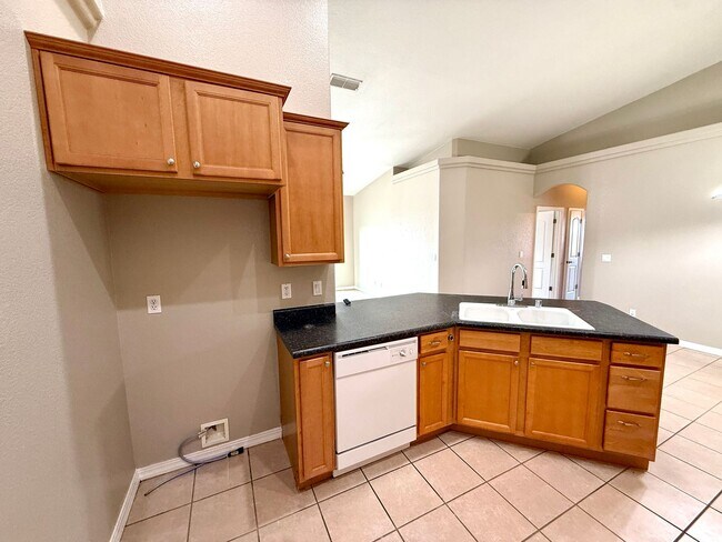 Building Photo - Move in Special! Half off 1st Month's Rent- Great 3 Bedroom Duplex near the Kingman Hospital!