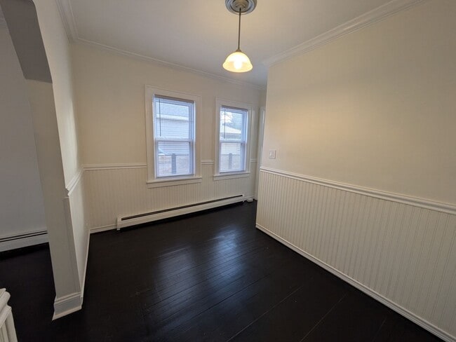 Building Photo - Charming Bungalow in Amazing Location