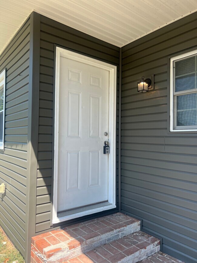 Building Photo - 1350 Husband Rd