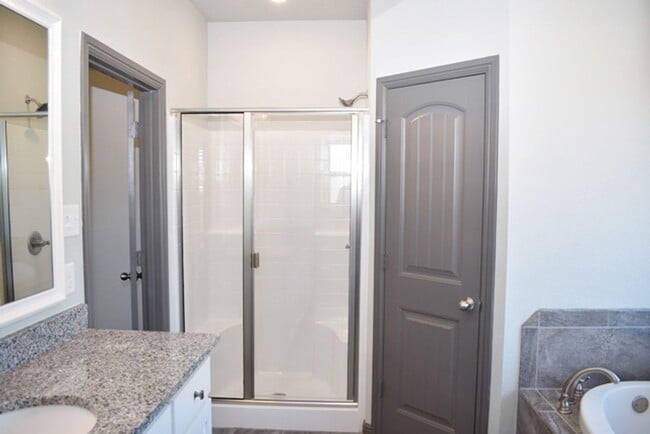 Building Photo - Beautiful 4 Bed, 2 Bath Home in Bridgeport!