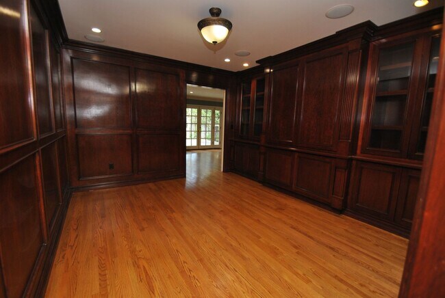 Building Photo - Stunning Colonial Revival in Bixby Knolls