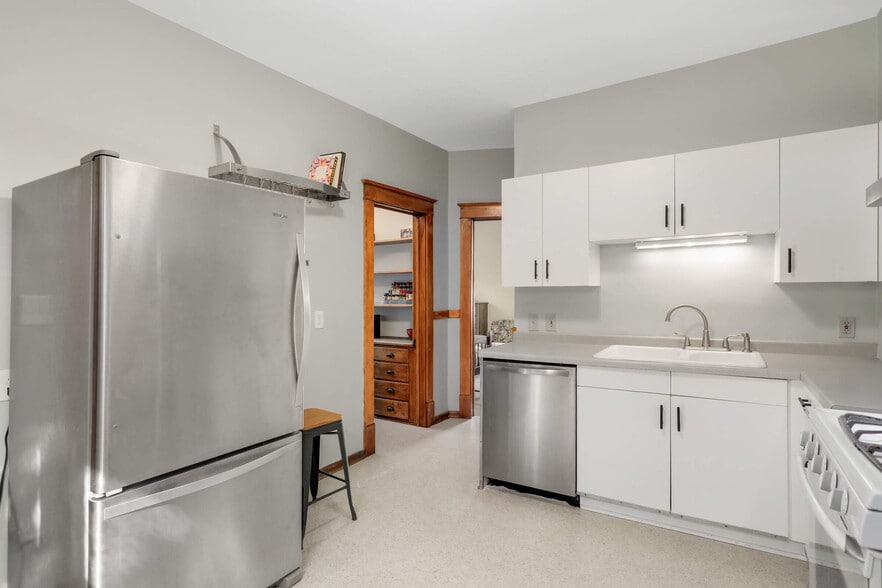 kitchen - 2220 26th Ave S