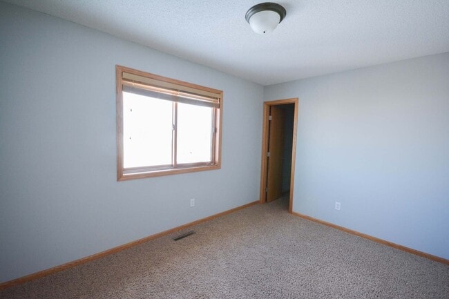 Building Photo - Move-In Ready4 BR with Large Yard!