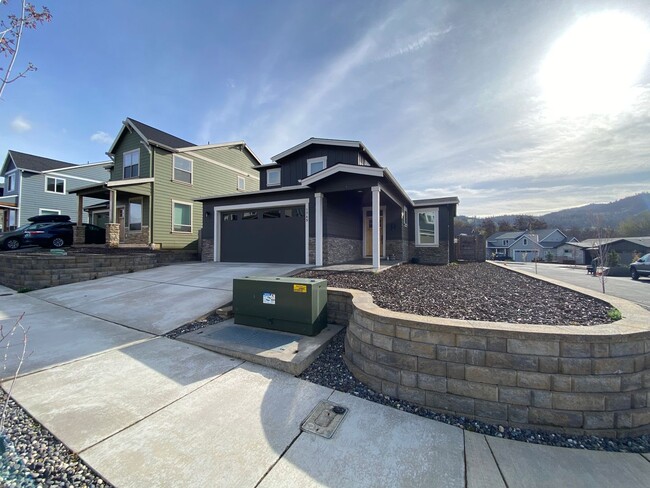 Building Photo - Application Pending - 3 Bedroom, 2 Bath Ho...