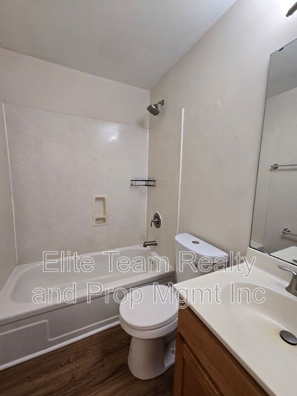 Building Photo - 1207 Green Oaks Ln
