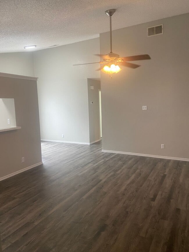 Building Photo - 2 bedroom 2 bath Duplex
