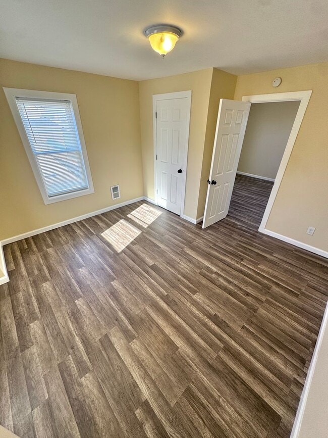 Building Photo - FOUR/FIVE BEDROOM End of Row