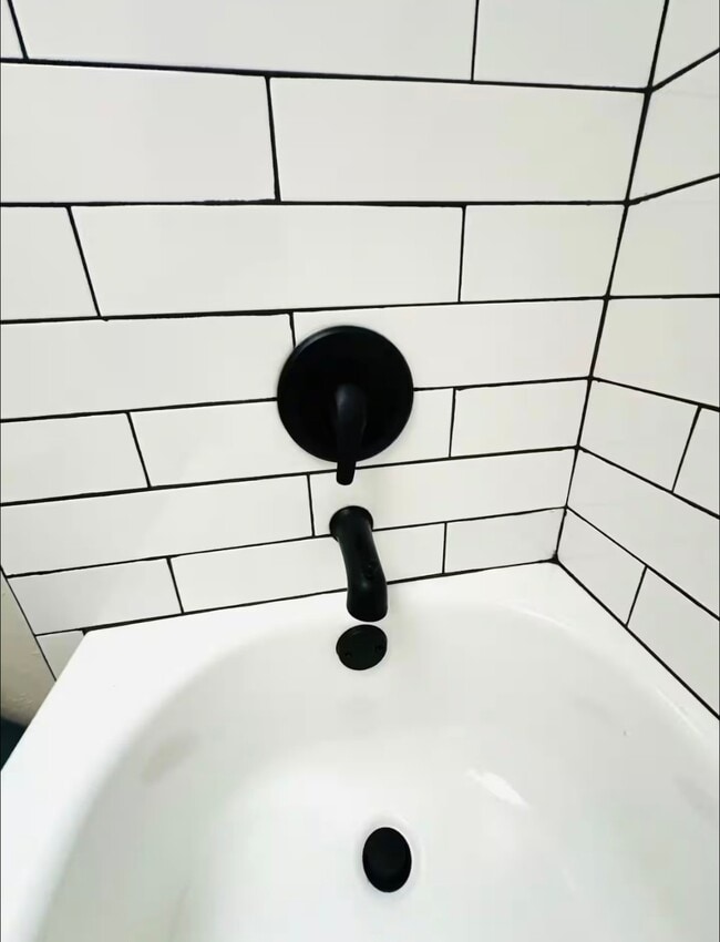 Building Photo - 3007 Willowbend Rd