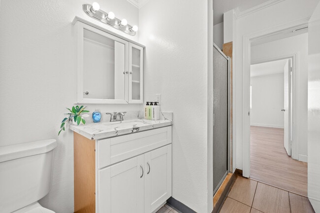 Building Photo - 734 Claraday St