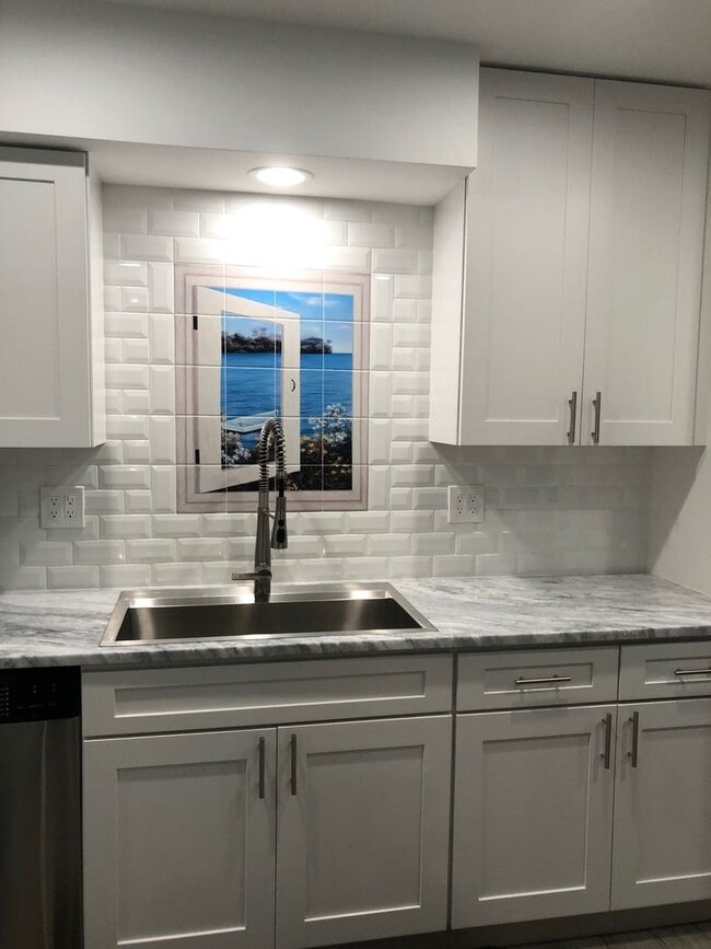 Building Photo - EASTWOOD SHORES TOWNHOUSE