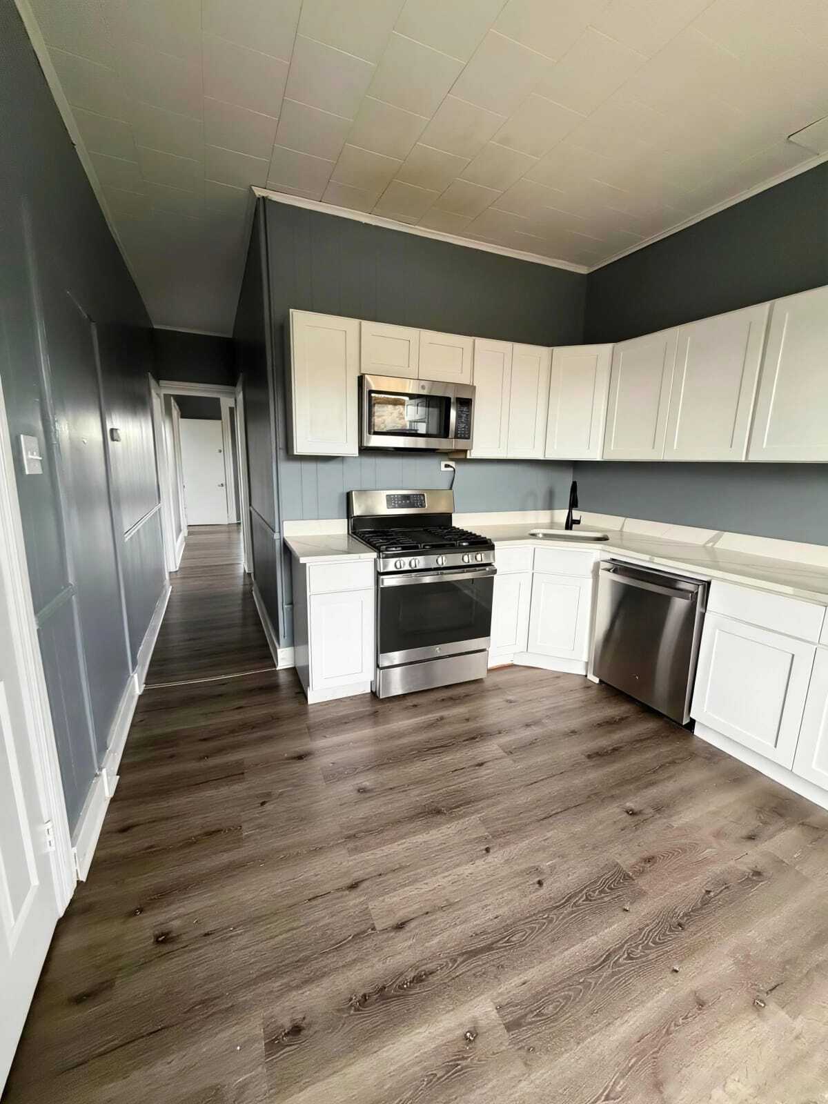 Building Photo - 204 1st St