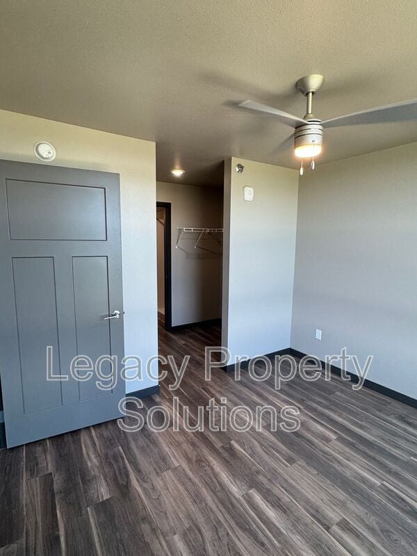 Building Photo - 220 E Greenfield Ln