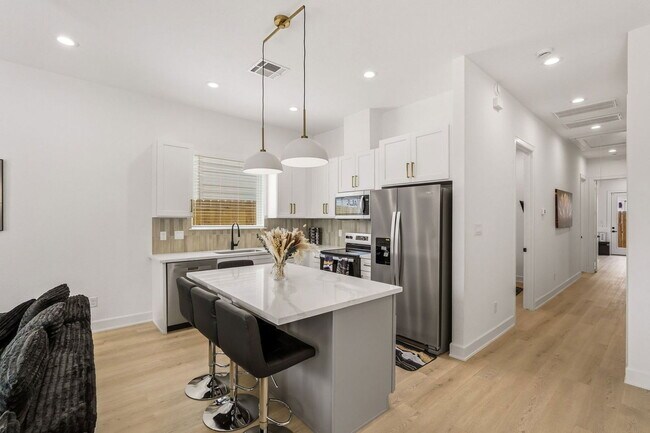 Building Photo - 6528 Weston St