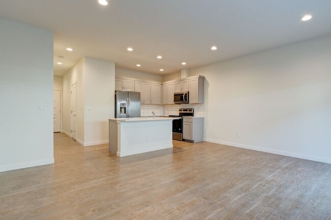Building Photo - 3 Bedroom/2 Bath townhouse in Kettlecove community