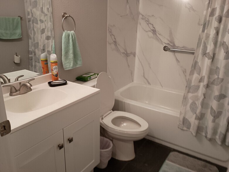 Building Photo - 5527 Oriole Ave