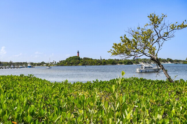 Building Photo - 755 Saturn St