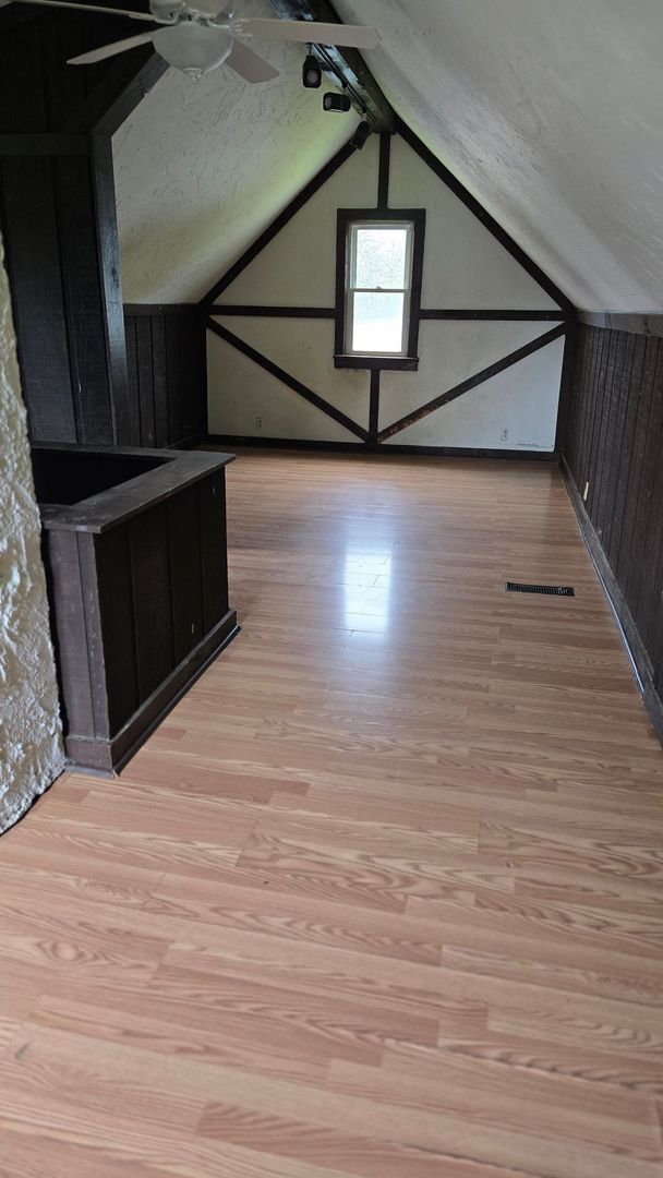 Building Photo - Three Bedroom - large upper bedroom!
