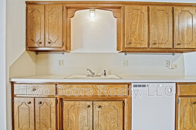 Building Photo - 8910 Oak Valley Dr