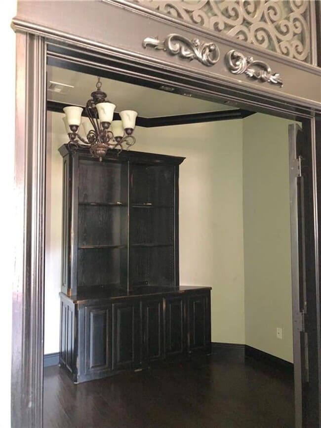 Building Photo - For Lease - Comfortable and Convenient Living