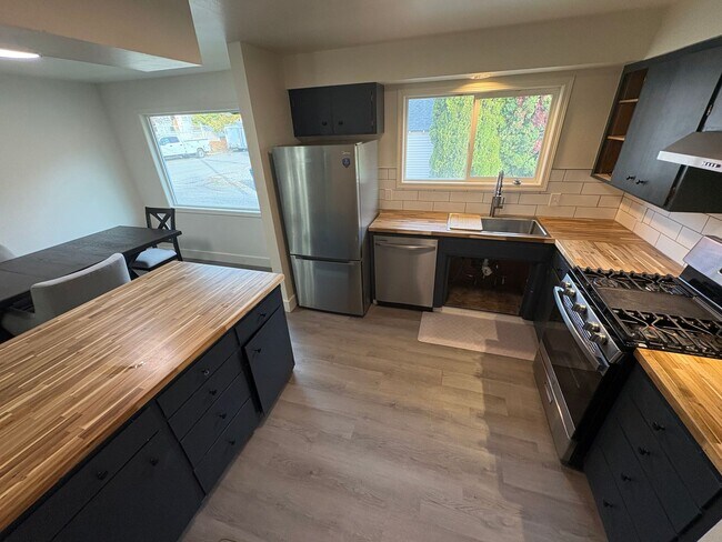 Primary Photo - 4 bed 3 Bath Near Downtown CDA