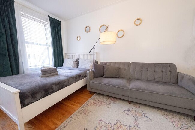 Building Photo - 1422 2nd Ave