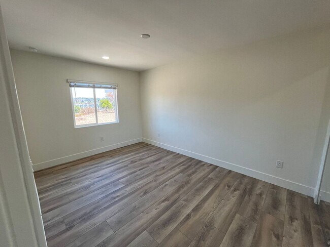 Building Photo - Remodeled in 2025!! Modern Big 7 Bedroom H...