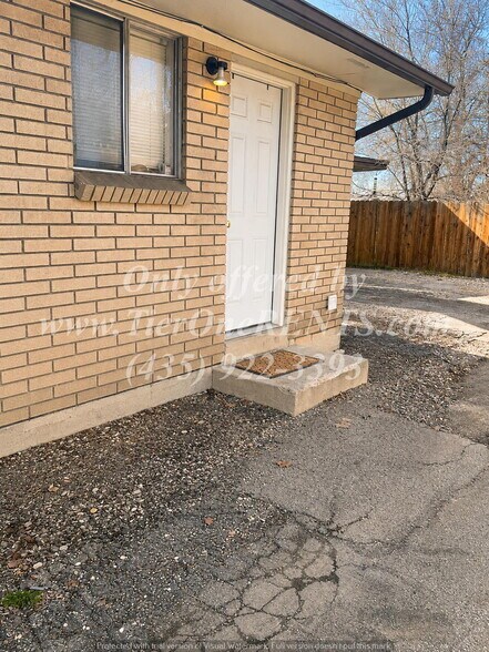 Building Photo - This property offers a NO DEPOSIT option available for qualified renters!