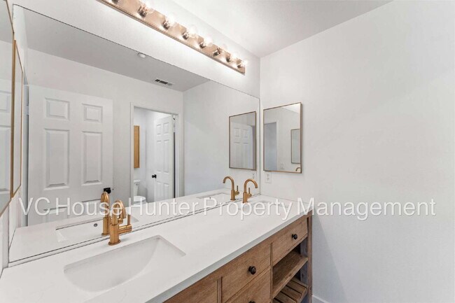Building Photo - 4 Bedroom 2.5 Bath in Oxnard