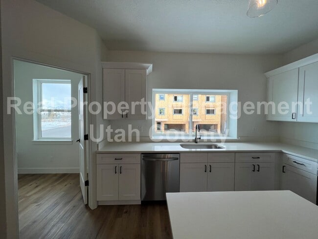 Building Photo - Big Townhome in American Fork