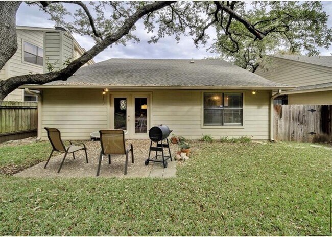 Building Photo - 9518 Topridge Dr