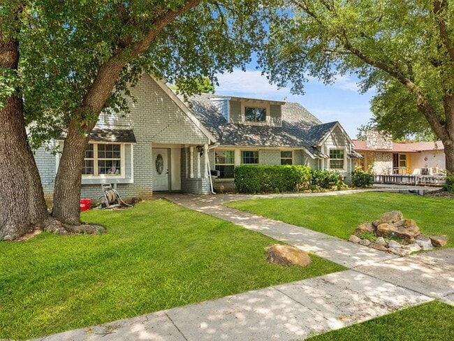 Building Photo - 2405 Summit Dr