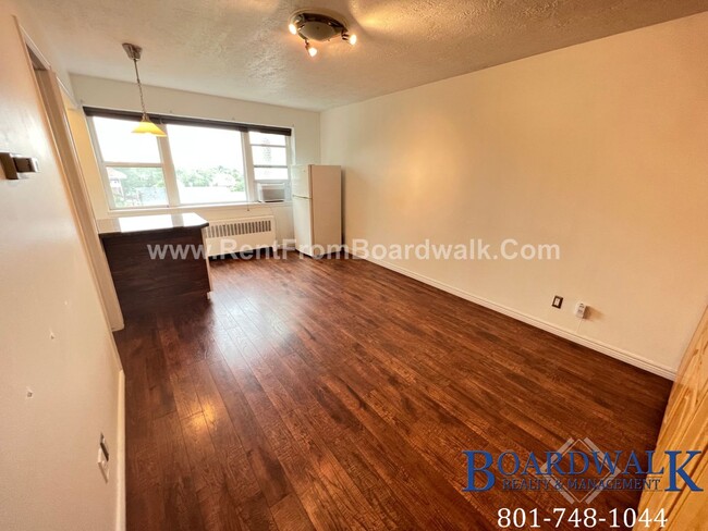 Building Photo - Beautiful Top Floor University Condo with ...