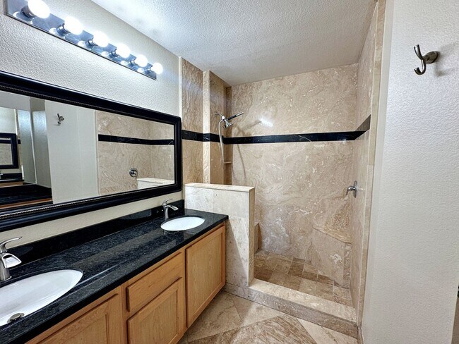 Building Photo - FREE WEEK PROMO! 2 BEDROOM 2 BATH GUARD GATED PARK AVENUE CONDO OFF THE STRIP!