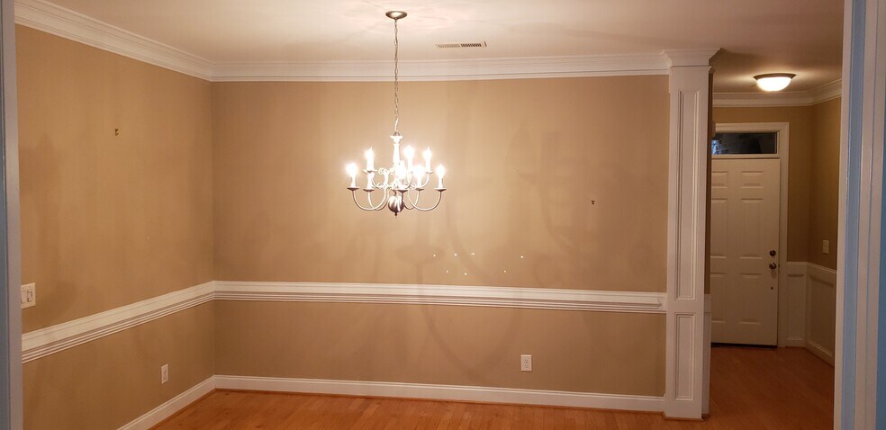 Building Photo - 315 St Nicholas Trl