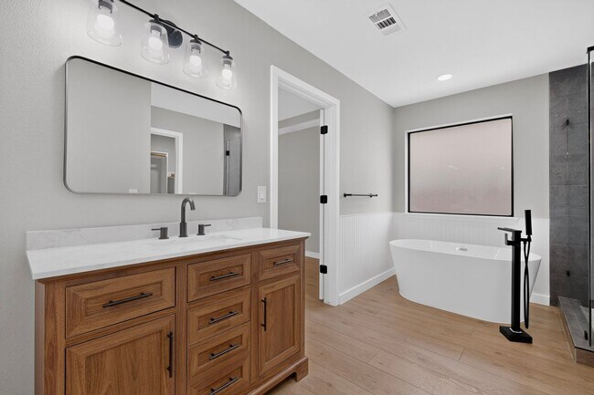 Building Photo - Beautifully Renovated Home In Carrollton Ready For Move-in