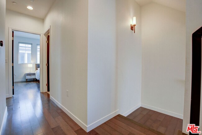 Building Photo - 5932 W Luna Park