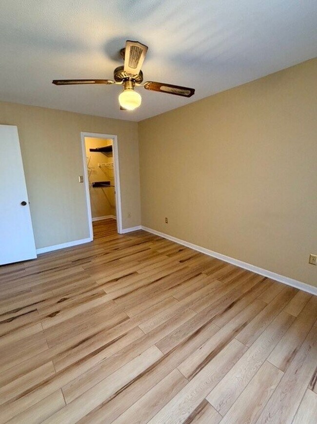 Building Photo - Rock Knoll