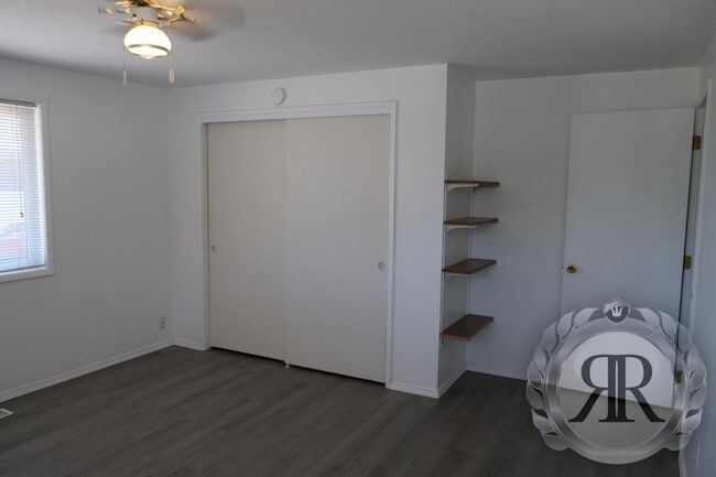 Building Photo - West Valley Tri-Plex, Washer/Dryer & Utili...