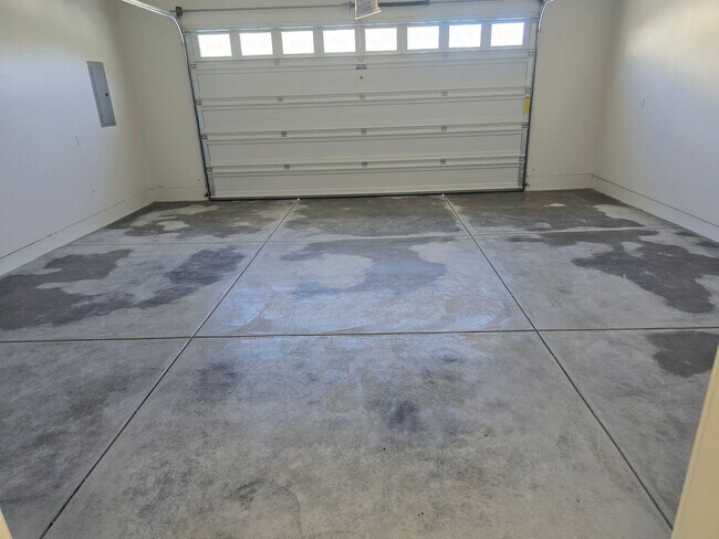 Building Photo - 3 bed 2 bath Brand-New Custom-Built- Home
